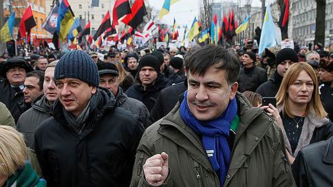 Сторонники Саакашвили штурмовали Октябрьский дворец в Киеве