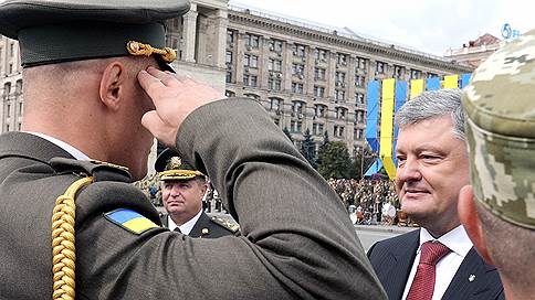 Петр Порошенко поручил заменить советское воинское приветствие на «Слава Украине!»