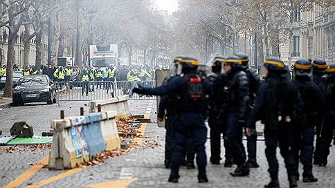 Полиция Парижа применила слезоточивый газ против «желтых жилетов»