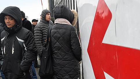 После обысков в ТЦ «Москва» и на «Садоводе» задержаны десятки мигрантов
