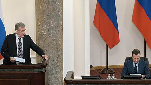 Медведев заочно ответил Кудрину: работать надо, а не рассуждать о бедности