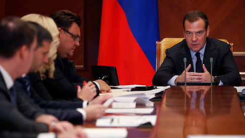 Медведев недоволен неисполнением многих поручений президента и правительства