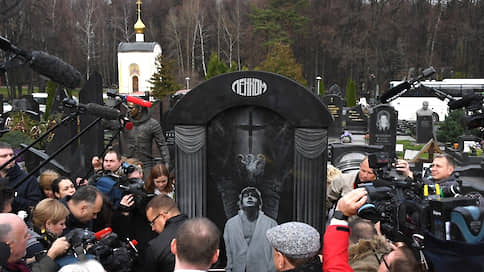 Памятник Николаю Караченцову открыли на Троекуровском кладбище