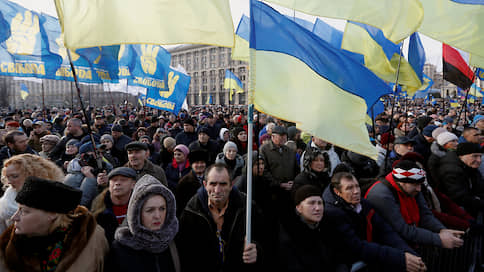 На Майдане прошла акция, организованная Порошенко, Тимошенко и Вакарчуком