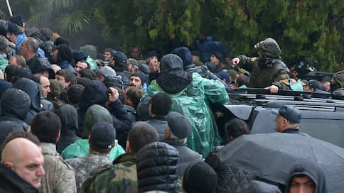 Власти Абхазии считают штурм здания администрации президента попыткой госпереворота