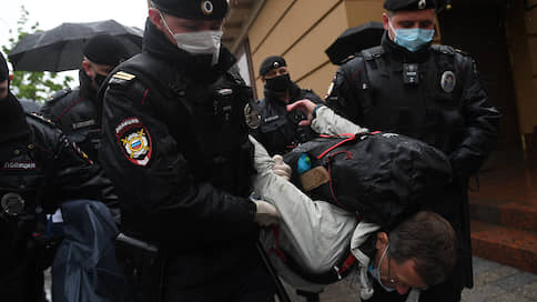 Полиция задержала более 20 пикетчиков на Петровке, 38