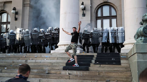 Полиция применила слезоточивый газ к протестующим у парламента Сербии