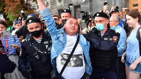 На акции в поддержку Навального в Москве задержали несколько человек