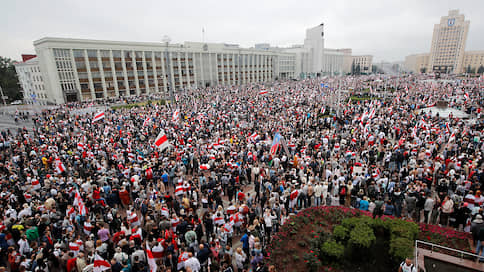 Десятки тысяч людей вышли на акции протеста в Белоруссии