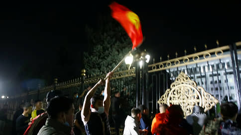 Президент Киргизии допустил отмену итогов парламентских выборов // Ночью протестующие захватили Белый дом и освободили из СИЗО экс-главу государства Алмазбека Атамбаева