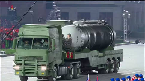 КНДР продемонстрировала на параде новую баллистическую ракету