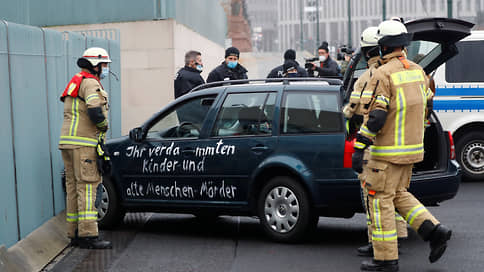 Автомобиль врезался в ворота офиса Меркель