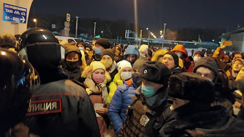 Полиция вытолкала сторонников Навального из здания аэропорта