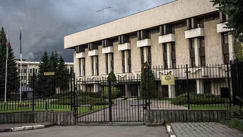 Россия высылает двух сотрудников посольства Болгарии