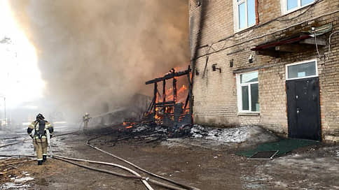 В Биробиджане тушат пожар на крыше цеха площадью 3 тыс. кв. м