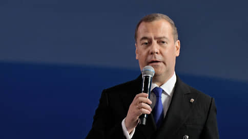 Медведев заявил о консолидации общества вокруг власти из-за санкций