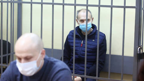 Обвиняемого во взяточничестве экс-главу полиции Екатеринбурга вернули в СИЗО