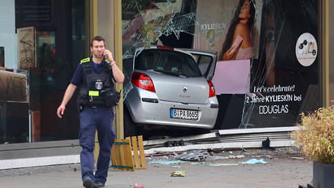 В Берлине один человек погиб и восемь пострадали во время наезда автомобиля на толпу