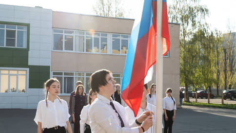 Минпросвещения утвердило церемонию поднятия флага в школах России