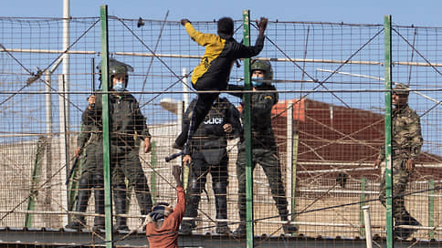 Мигранты прорвали границу Марокко и Испании // Видеофакт