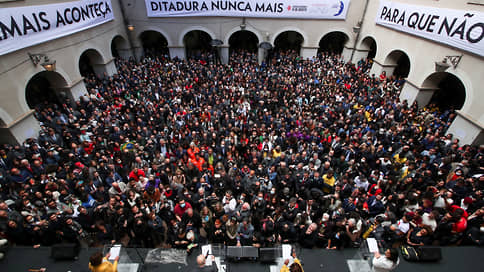 В Бразилии несколько тысяч человек вышли на митинг против диктатуры