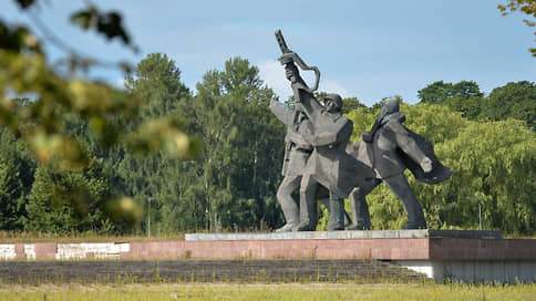 В Латвии запретили акцию против сноса памятника советским воинам