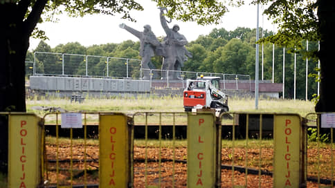 В Риге начали сносить памятник советским воинам