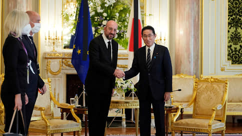Премьер Японии и глава Евросовета договорились сохранять антироссийские санкции