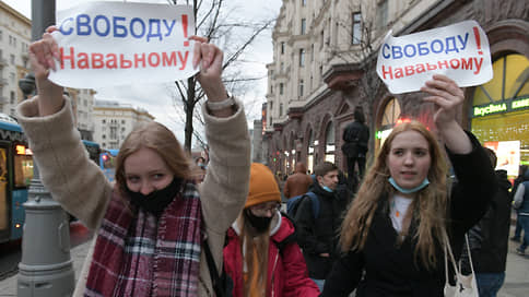 «Периодически взмывают вверх плакаты» // Корреспондент “Ъ FM” — о несогласованной акции в поддержку Алексея Навального