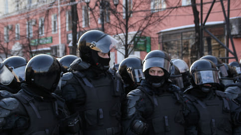 Оцепление изменило маршрут // В Челябинске полиция не дала протестующим пройти по Кировке и у здания правительства