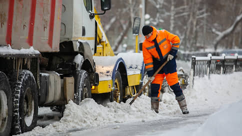 Екатеринбург уложило на лопаты // Коммунальные службы не справляются с последствиями снегопадов