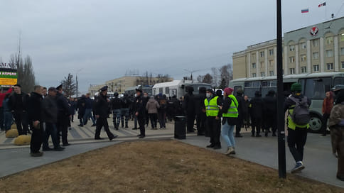 В несанкционированной акции в Ижевске приняли участие более 200 человек // Нескольких протестующих задержали