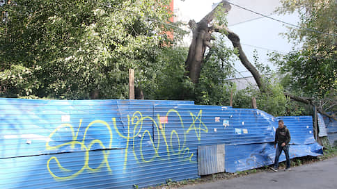 Работа над градостроительными ошибками // Губернатор распорядился убрать самый старый синий забор в центре Нижнего Новгорода