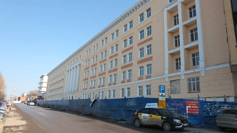 Гостиница казарменного типа // Власти создали компанию для реконструкции здания ВКИУ в отель