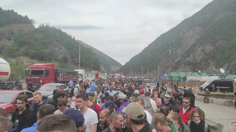 Около 50 пермских туристов застряли в пробке на границе с Грузией