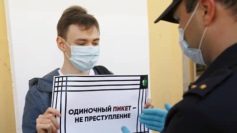 С коронавирусом будут бороться политически // В Петербурге разрешили снять маски, но стоять с плакатом — нет