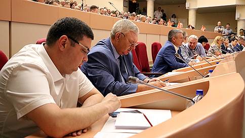 Депутаты отказались от родственников // Саратовские парламентарии сами себе запретили принимать на работу близких людей
