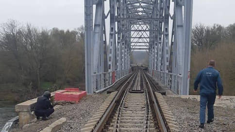 На границе не дождались электричку // СКР расследует повреждение железнодорожного моста в Белгородской области